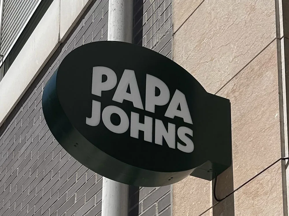 Banderín luminoso Papa John’s de aluminio lacado con metacrilato opal