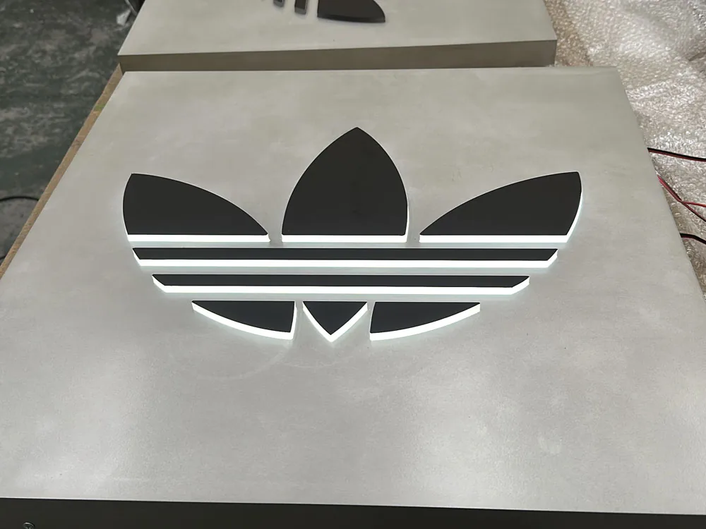 Banderín luminoso Adidas Originals de aluminio en bruto con logotipo de metacrilato