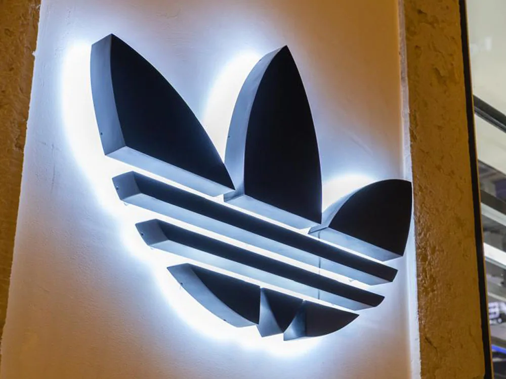 Rótulo de fachada Adidas: logotipo corpóreo de aluminio retroiluminado con luz fría