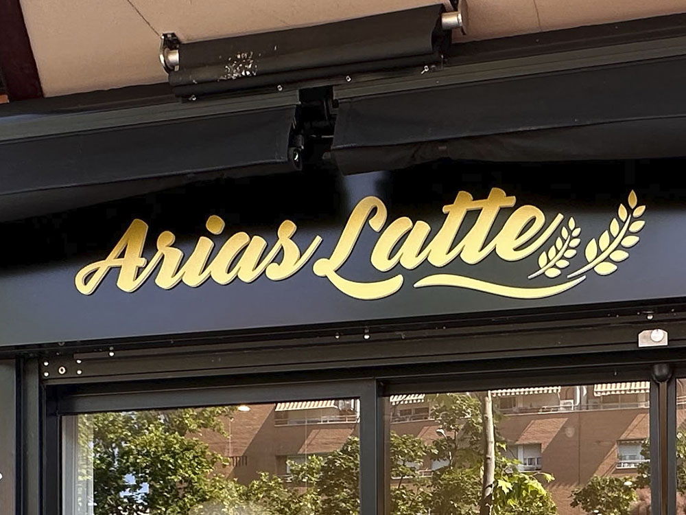 Rótulo de Fachada Arias Latte