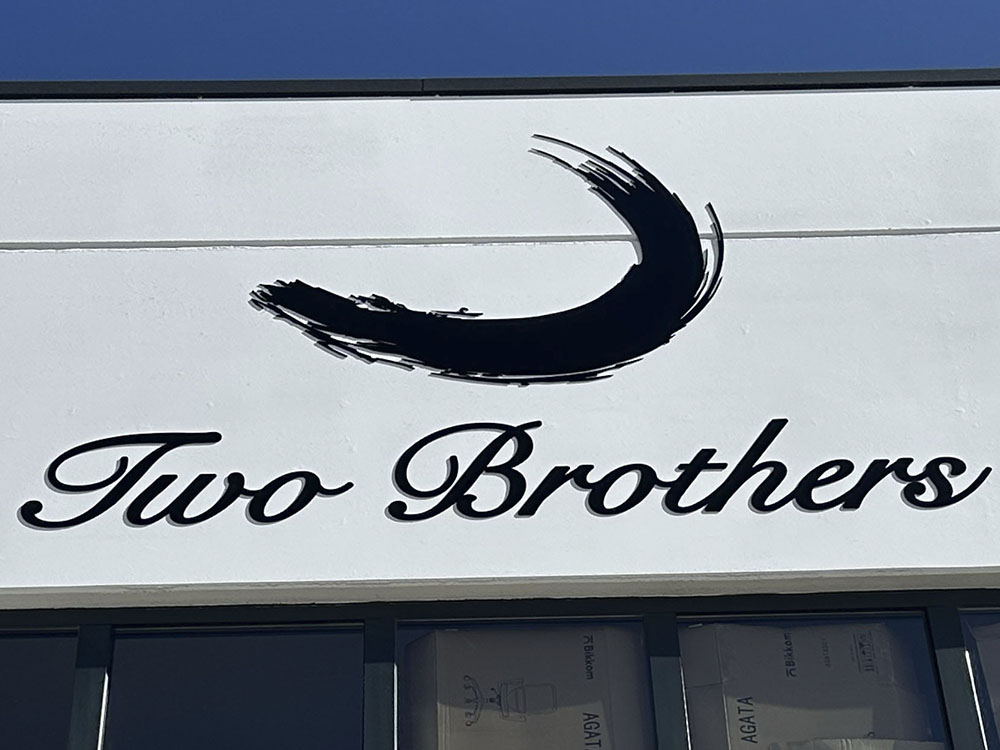 Rótulo de Fachada Two Brothers