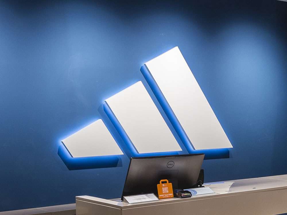 Rótulo Retroiluminado Adidas
