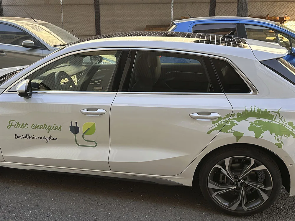 Coche de First Energies rotulado con vinilo impreso troquelado y laminado
