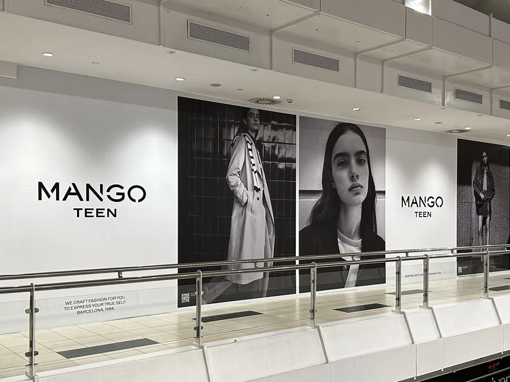 Vinilo impreso mate de Mango Teen para cerramiento de obra en centro comercial